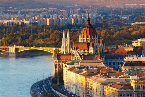 Budapest óriáskivetítő fociközvetítéssel