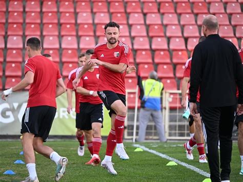 Labdarúgó bemelegítés gumiszalaggal