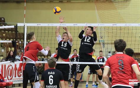 Fiatal röplabdázók edzésen egy modern sportcsarnokban