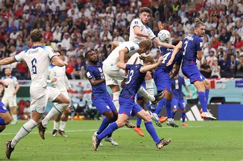 Labdarúgók a pályán egy Anglia-Dánia mérkőzésen