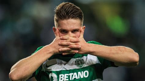 Viktor Gyökeres tizenegyest lő az Atlético Madrid ellen az első mérkőzésen