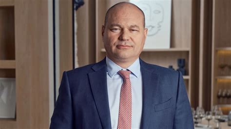 Balázs Attila teniszütővel