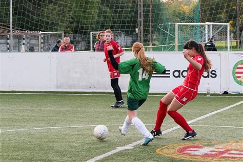 Lányok fociznak edzésen