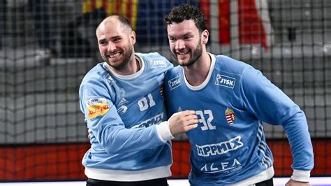 Sipos Adrián és Palasics Kristóf, a magyar kézilabda válogatott játékosai edzés közben