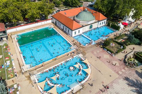 Ideiglenes versenymedence elrendezése multifunkciós csarnokban