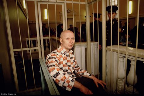Andrej Csikatilo a tárgyalás során egy fémketrecben