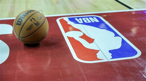 A FIBA és az NBA logója, valamint a nemzetközi kosárlabda térképe