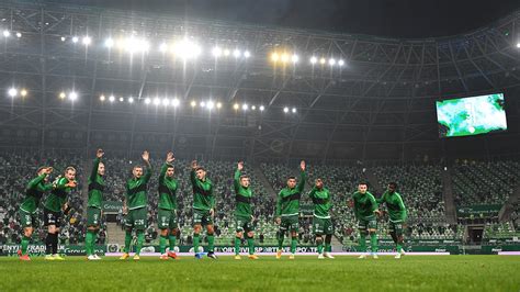 Ünnepelő szurkolók a Groupama Arénában bajnoki győzelem után