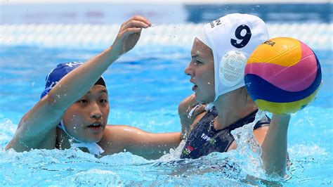 Leimeter Dóra (j) és a koreai Kvon Na Jong a női vízilabda selejtezőkörének B csoportjában játszott Magyarország - Dél-Korea mérkőzésen