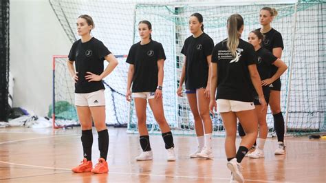 Kézilabdás lányok ünnepelnek egy gól után