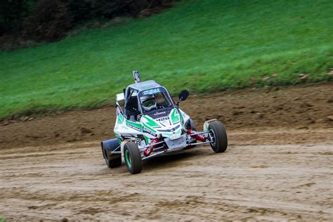 Autocross versenyautók a rajtnál