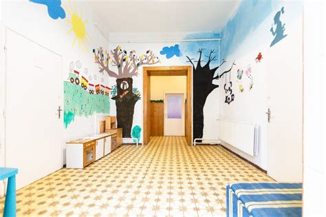 Család vagy barátok társasjátékoznak otthon