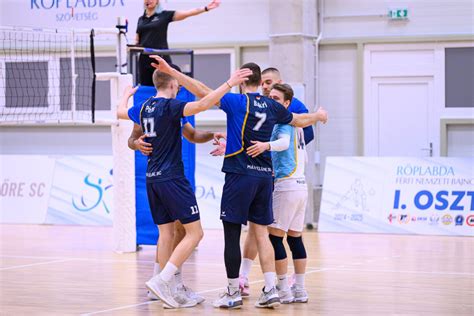 Akcióban lévő röplabdázók egy extraliga mérkőzésen