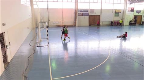 Téli teremfoci mérkőzés hangulata sportcsarnokban