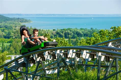 Gyerekek pihennek és játszanak a Balaton partján