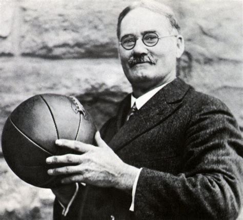 Dr. James Naismith kosárlabdával