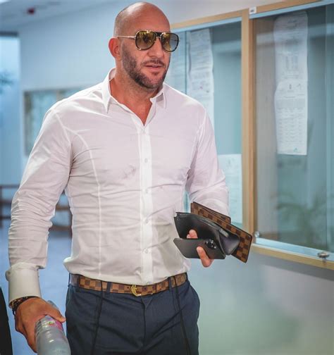 Berki Krisztián egy luxusautó mellett