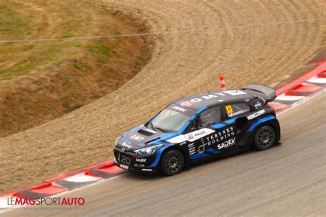 Rallycross autó akcióban egy porzós pályán