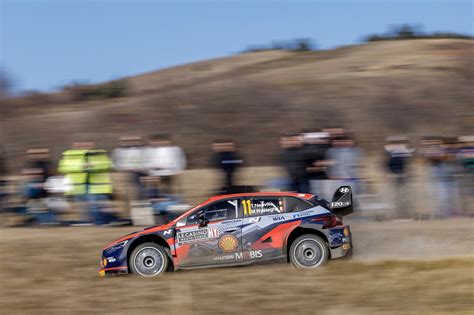 Rally autó áthalad egy környezetbarát szakaszon