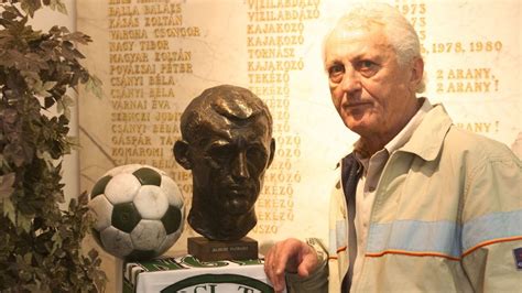 Albert Flórián portréja, amint fiatalon labdával pózol