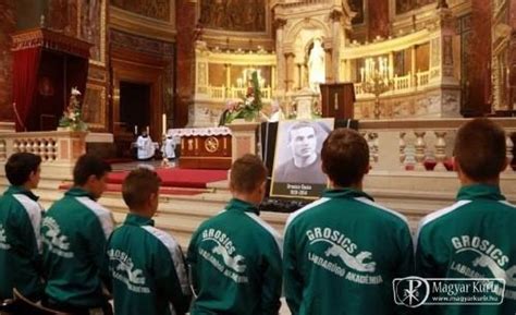 Grosics Gyula szobor az Akadémia előtt