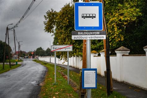 Buszmegálló tábla Újpesten vagy egy budapesti busz