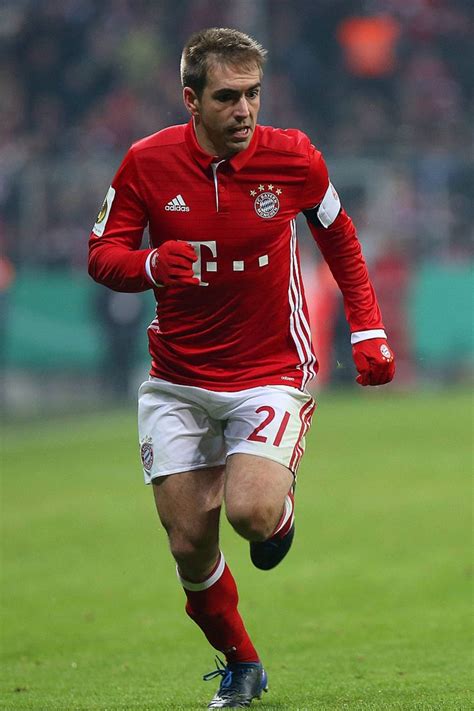Philipp Lahm német csapatkapitány felemeli a világbajnoki trófeát