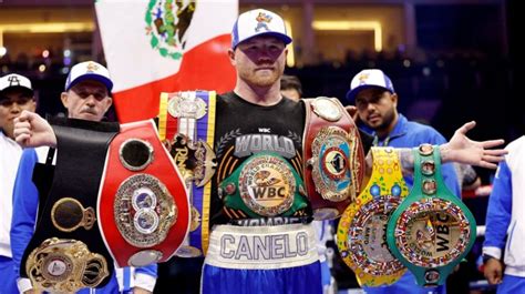 Canelo Alvarez ünnepli a győzelmet és a WBO félnehézsúlyú övet