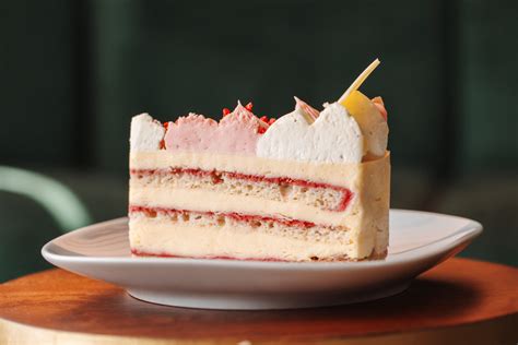 Színes tortaszeletek különböző törtrészek szemléltetésére
