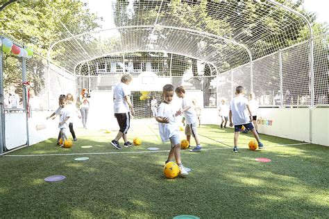 Gyermekek sportolnak ovi foci pályán