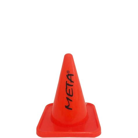 Edzői és játékvezetői kellékek, mint sípok és kúpok