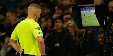 VAR monitor a labdarúgó mérkőzésen
