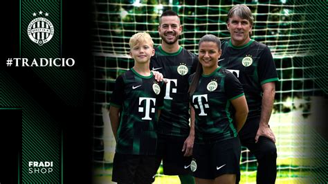 A Ferencváros 2020/22-es idegenbeli meze címerrel és csillagokkal