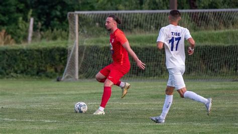 Futballpályán futó játékos, különböző intenzitású mozgásokkal