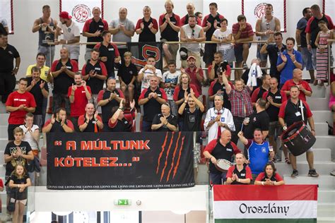 Az Oroszlányi B-közép szurkolók ünnepelnek a lelátón