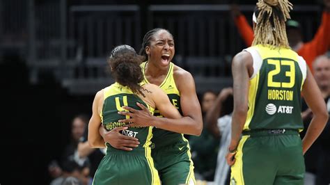 Teltházas WNBA mérkőzés Seattle-ben