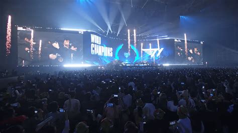 T1 csapat ünneplése a 2023-as Worlds győzelem után