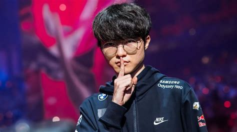 Faker portréja, mint LoL legenda