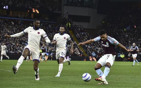 Labdarúgók a pályán egy Premier League mérkőzésen