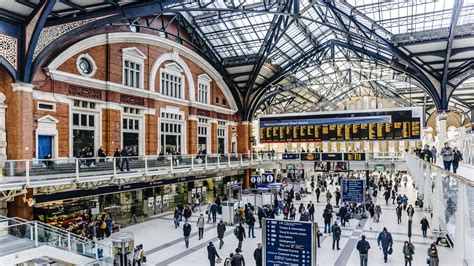 Vonatok a London Liverpool Street pályaudvaron