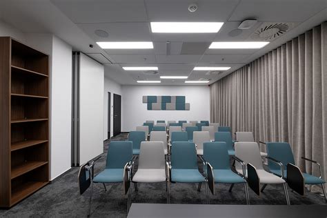 Konferenciaterem elrendezése modern berendezésekkel