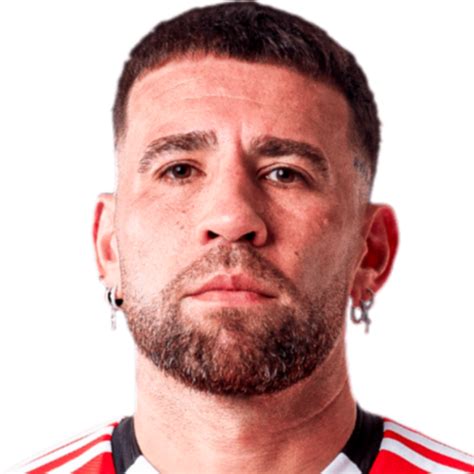 Nicolás Otamendi a 2022-es Világbajnokság trófeájával