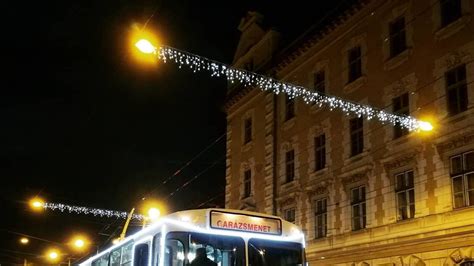 A karácsonyi fénytrolibusz Budapesten a ZiU 9-es