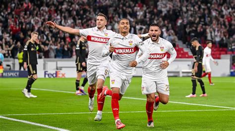 VfB Stuttgart feljutást ünneplő csapat Mario Gomezzel