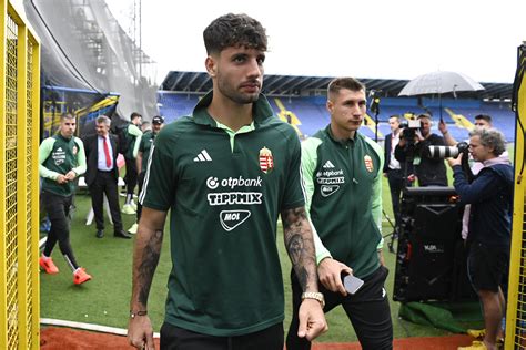Játékvezetői csapat a stadionban