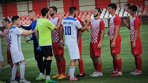 Edzői stáb a focipályán, fiatal játékosokkal