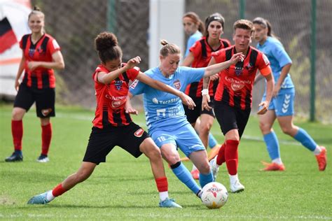 Női futballcsapat edzésen, különös tekintettel a speciális lábbelikre