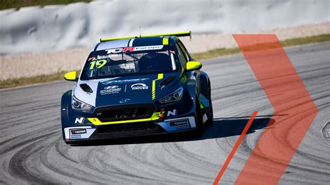 TCR versenyautók a rajtrácson