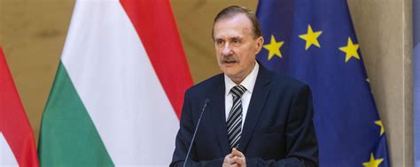 Felkai László portréja a Ferencváros mezében