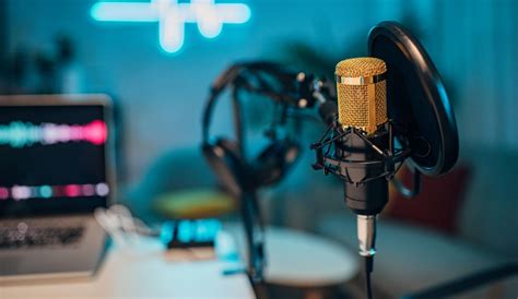 Podcast mikrofon és hallgatók képzeletbeli illusztrációja